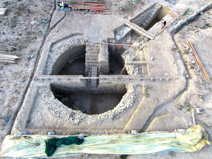 美国辛辛那提大学考古小组在希腊南部城市皮洛斯发现2座3500年前古墓