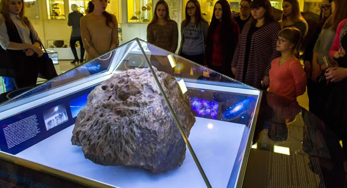 俄罗斯车里雅宾斯克博物馆发生神秘事件：陨石展品上方的玻璃自行升起