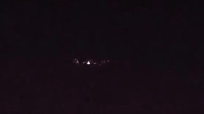 圆盘状带照明的巨大不明飞行物吓到美国加利福尼亚州民众