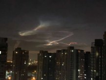 北京清晨天空出现“神秘光线” 气象部门：飞行器尾流