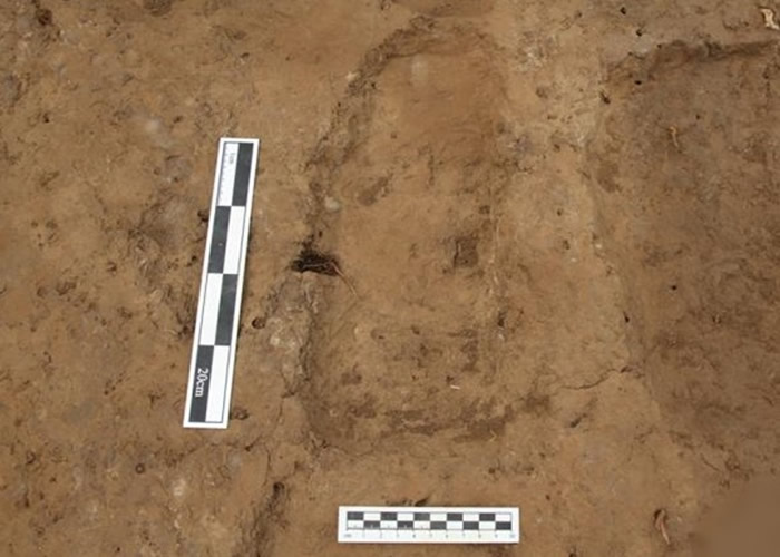 考古人员发现疑似脚印。