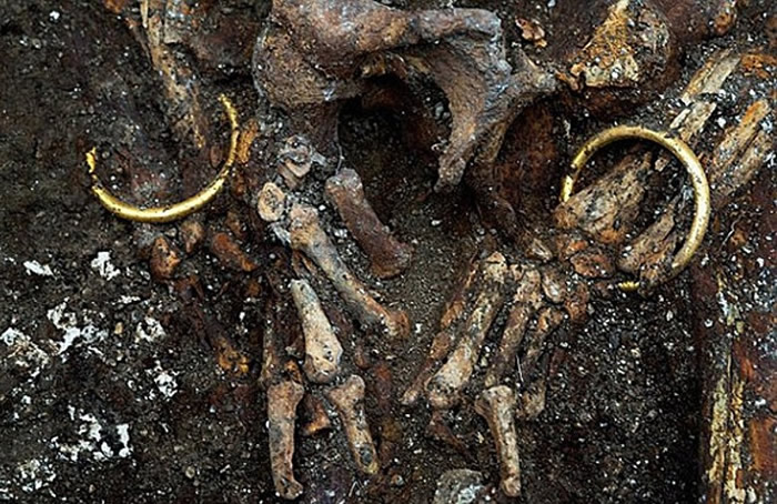 考古学家发现充满历史故事的金封环。