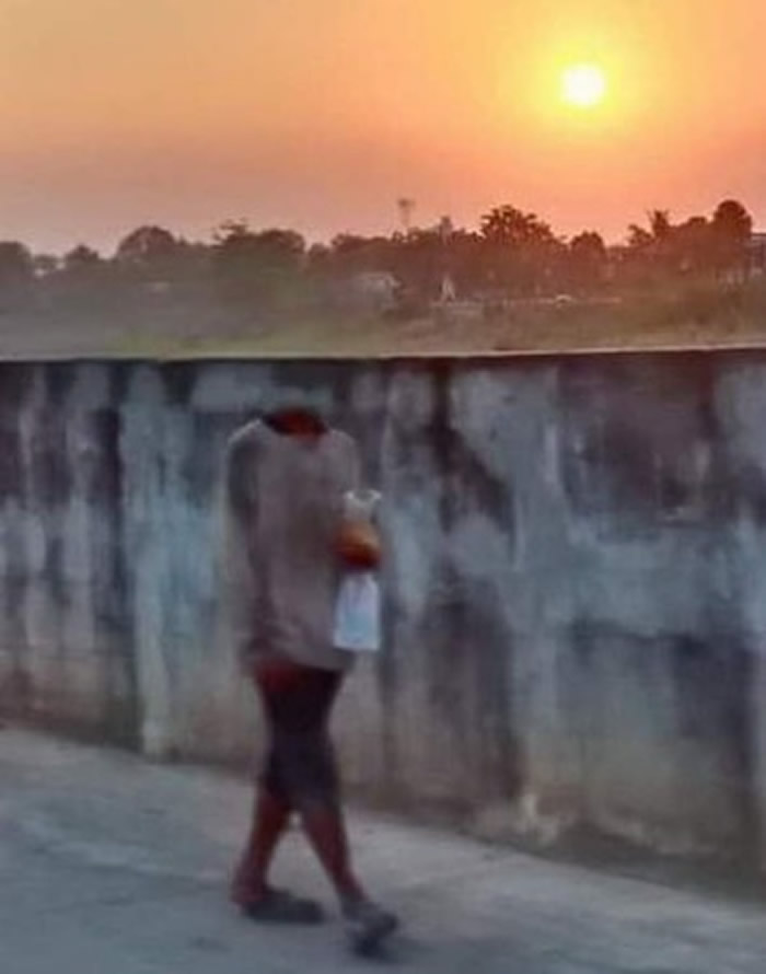 泰国传出灵异照片：日落中的无头行人