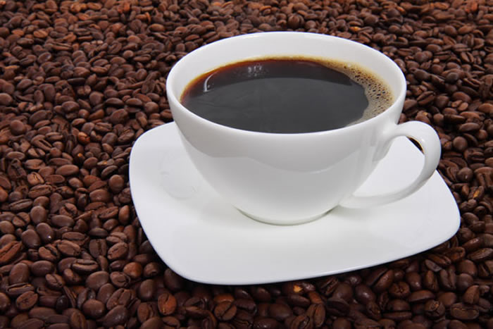 摄入咖啡因可能有助于防止不良饮食习惯对健康造成的某些后果