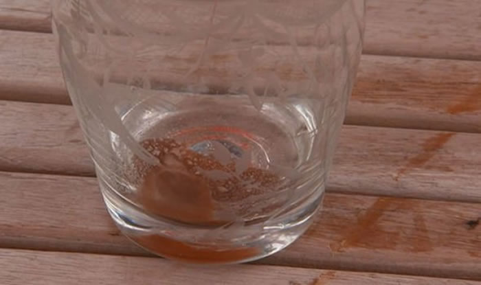 英国男子从家门口挖出“150年老酒” 鉴赏节目专家一喝秒变脸：是尿