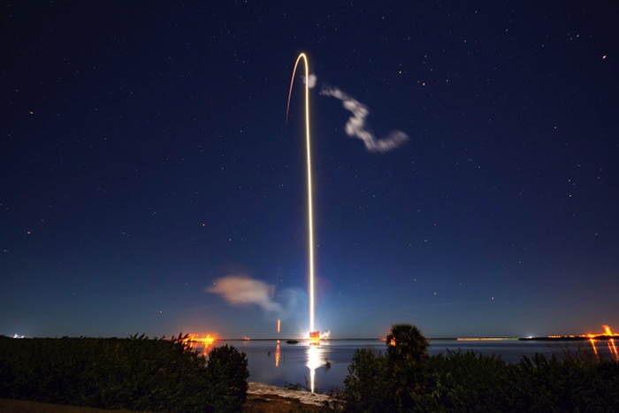 美国“猎鹰9”号运载火箭从佛罗里达推送多颗“星链”通信卫星升空