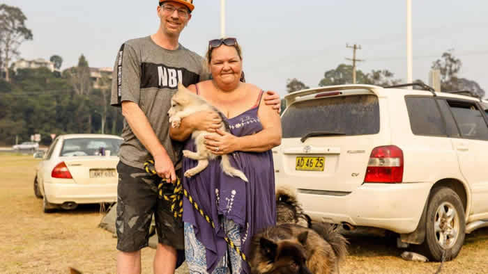 野火袭来！澳洲夫妻空手逃出家门只带走13只爱犬