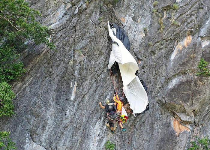 奥地利定点跳伞运动员Johannes Grasser在泰国博他仑府悬崖跳伞时卡峭壁