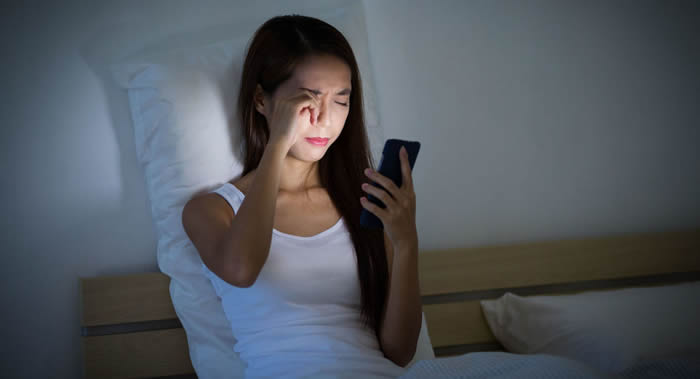 睡眠医生：睡前使用电子产品和“看电视睡觉”是最有害的习惯