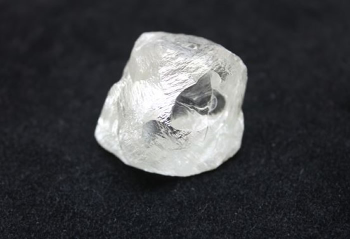 俄罗斯钻石开采公司阿罗莎在西伯利亚高原萨哈共和国开采出190.77克拉巨大钻石