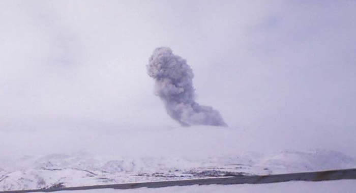 俄罗斯千岛群岛北部主岛帕拉穆希尔岛上的埃別科火山喷出2.6千米高的灰柱