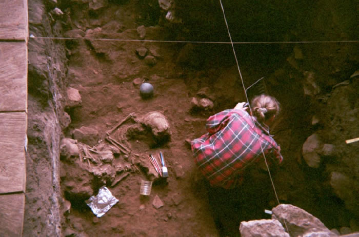 研究人员上世纪就展开了对“Shum Laka”岩窟中双人墓穴的挖掘。
