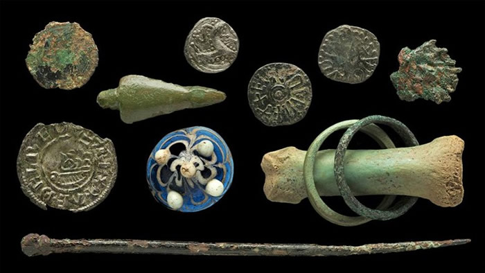 英国英格兰东北部林迪斯法尔海岸出土细小玻璃制品 疑为1200年前维京人棋子