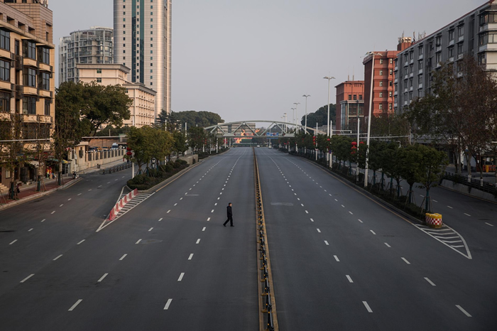 2020年2月3日，一名男子穿越中国武汉一处空荡荡的高速公路。 中国武汉冠状病毒感染的死亡人数已攀升至超过1000人。 其他国家也有通报病例，包括美国、加拿大、