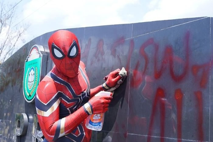 超级英雄蜘蛛侠在印尼苏拉威西省出现清洁环境