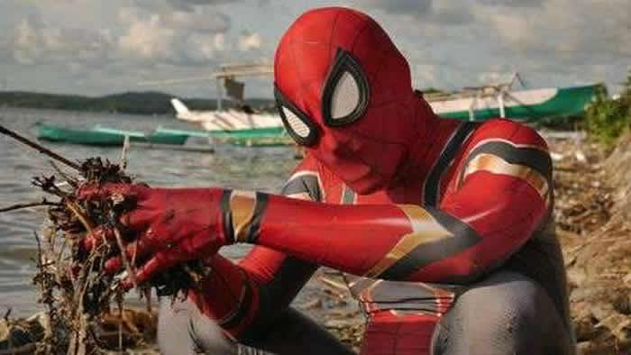 超级英雄蜘蛛侠在印尼苏拉威西省出现清洁环境
