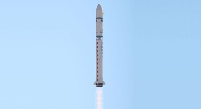 中国在西昌卫星发射中心用长征二号丁运载火箭将4颗新技术试验卫星顺利送入预定轨道
