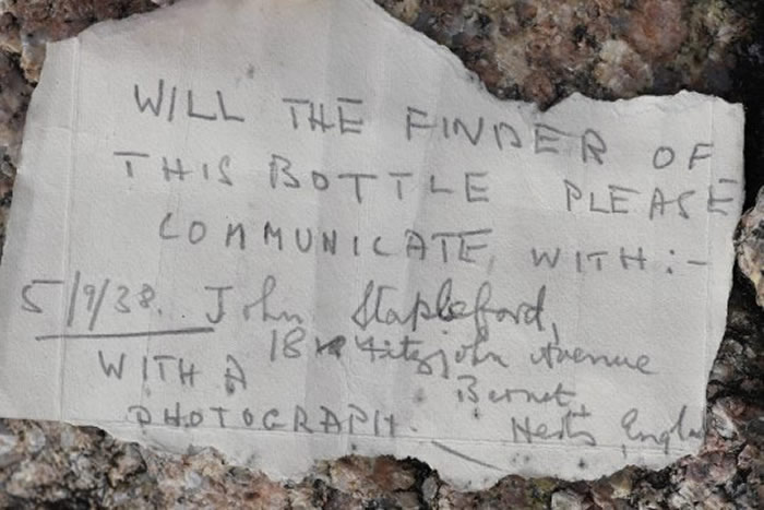英国属地泽西岛男子在沙滩散步时意外发现82年前漂流瓶