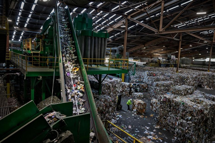 加州旧金山的一座回收场里，输送带将混合的塑料物品送到分类机。 PHOTOGRAPH BY RANDY OLSON, NAT GEO IMAGE COLLECTI