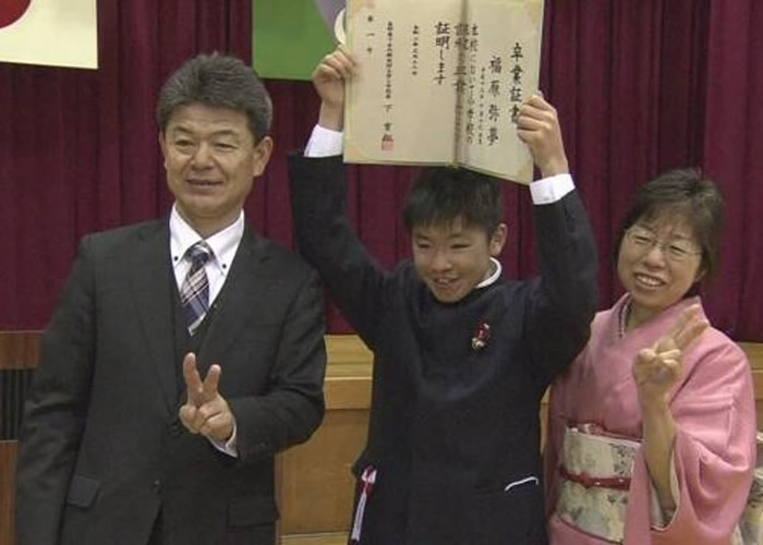 福原弥梦（中）高兴地举起毕业证书，与母亲及校长（左）合照。