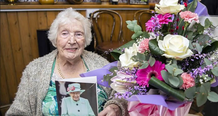 英国105岁女寿星Ellen Matthews认为如果想活得久 必须得跟上时代