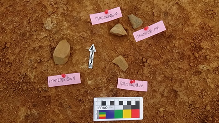摩天岭遗址发现石器现场