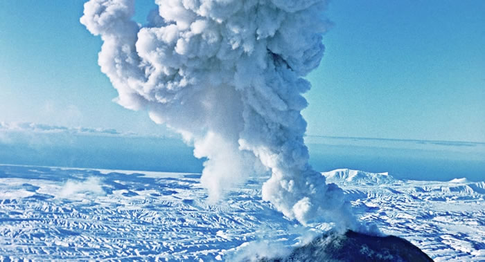 俄罗斯堪察加半岛克柳切夫火山喷出6000米高灰柱