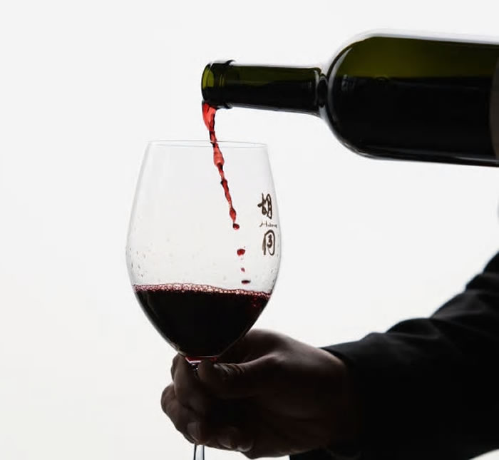 《物理评论·流体力学》：“酒泪”是倒葡萄酒时杯壁上出现的流痕 与葡萄酒质量无关