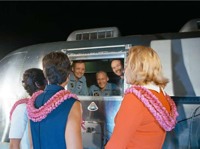 阿波罗11号任务的宇航员从月球返回地球后，他们的妻子在移动隔离设施（MQF）迎接他们