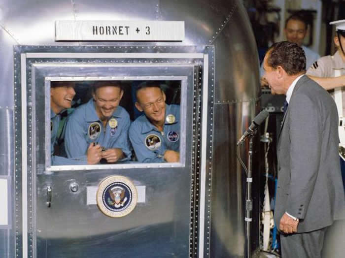 美国总统尼克松在“中太平洋回收区”欢迎阿波罗11号宇航员登上美国的“大黄蜂号”航空母舰。在海上被回收后，宇航员被直升机救起并送入一辆航空母舰内的隔离运输车，即“