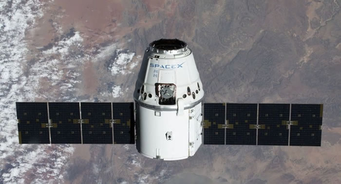 美国“龙”货运飞船携科学材料离开国际空间站返回地球