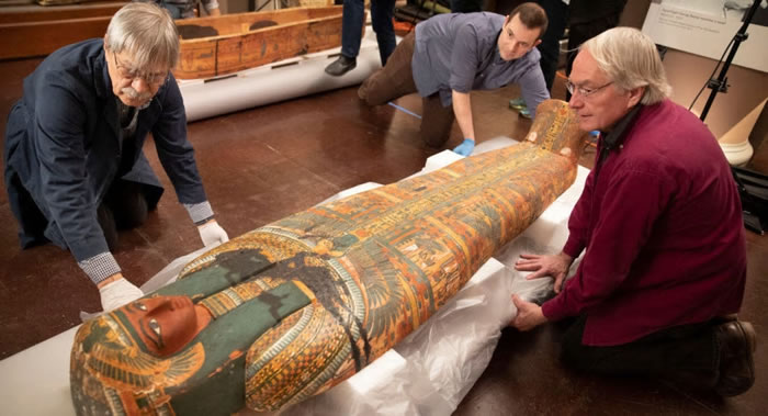 《国家地理》杂志：埃及2500年前女性木乃伊Takerhab从石棺中取出后 在棺底发现死亡女神Imentet画像