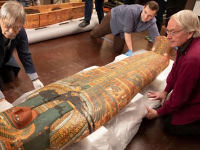 埃及2500年前女性木乃伊Takerhab从石棺中取出后 在棺底发现死亡女神Imentet画像