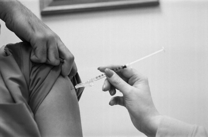 一支流感的试验疫苗被注射进志愿者体内。 在保护人类不受致命疾病侵袭这方面，疫苗扮演了不可或缺的角色。 PHOTOGRAPH BY LYNN JOHNSON， N