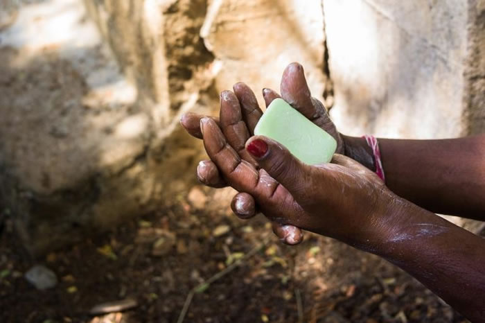在哥里哥萨帕里村当地的小学里，一位教师正对年幼的孩童说明正确的洗手技巧。 PHOTOGRAPH BY SANJIT DAS， PANOS PICTURES/RE