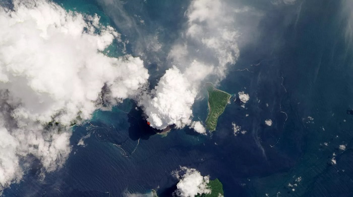 美国宇航局和地质调查局的Landsat卫星，在火山口上方拍摄到了这张蓬松的羽流状云的照片（红点为红外检测标记）。