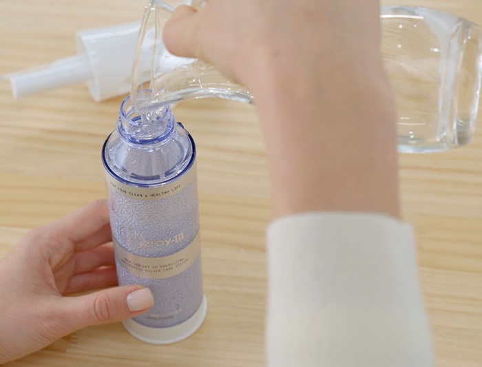 使用方法很简单，只要把清水倒入瓶中。