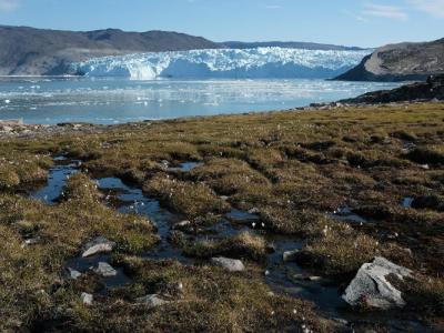 《冰雪圈》：格陵兰冰盖去年夏天出现大规模融冰 一年流失6000亿吨