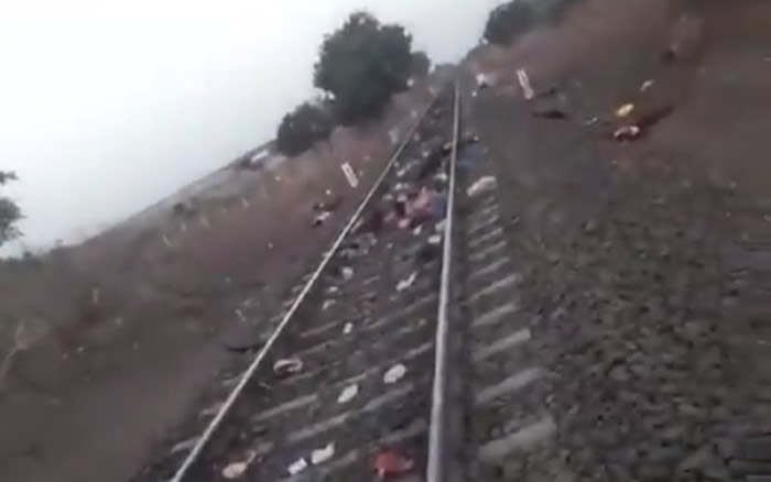 印度一群工人太累睡在铁轨上 运油列车司机猛按喇叭也来不及撞死至少14人