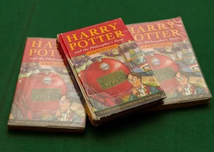 英国白金汉郡女教师捡到学校图书馆丢出的3册残旧《哈利波特》 竟然是罕有珍品