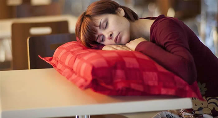 充足的睡眠有助于人体的免疫系统 但糖和小面包会降低免疫力