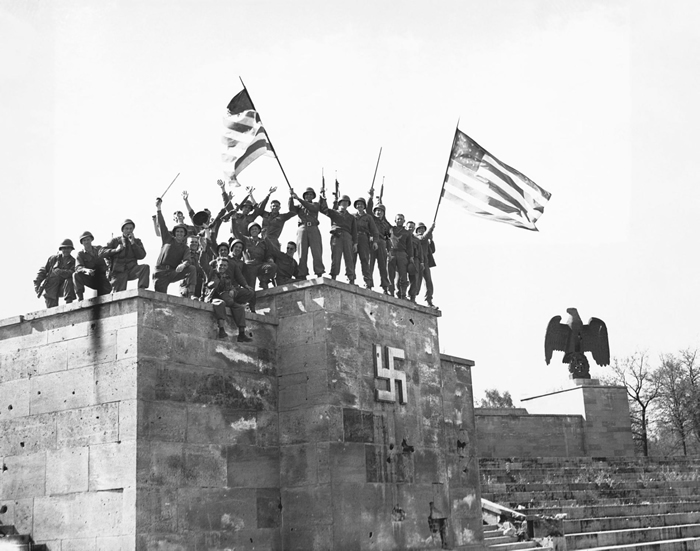 美国军队欢庆德国在1945年5月8号第一次有效力的无条件投降。 为了避免发生投降不合法的状况，苏联领导人斯大林将在隔天筹办第二次投降。 PHOTOGRAPH B