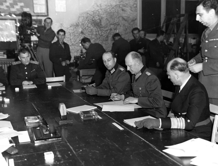 德意志国防军最高统帅、作战部长阿尔弗雷德. 约德尔签署无条件的「军事投降书」（Act of Military Surrender），并于1945年5月7日停火。