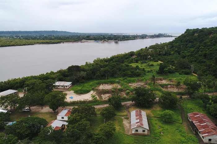 这座坦桑尼亚潘加尼河畔的遗址从上方看来就像不起眼的无水鱼池。 背景隐约可以看见印度洋。 PHOTOGRAPH BY DAVIDE OPPO