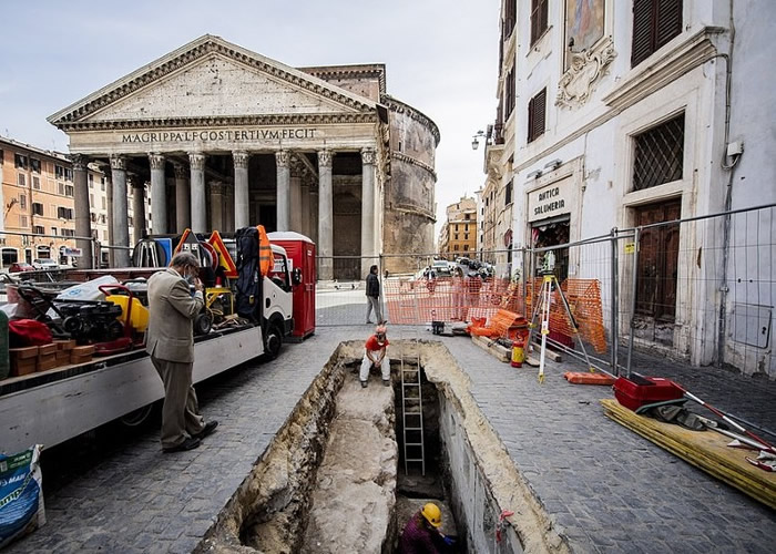 意大利首都罗马路陷现沉洞 万神庙初建石材重见天日