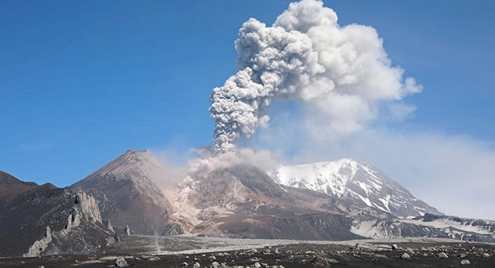俄罗斯堪察加半岛的克柳切夫火山喷发出的烟柱达到海拔5.5公里