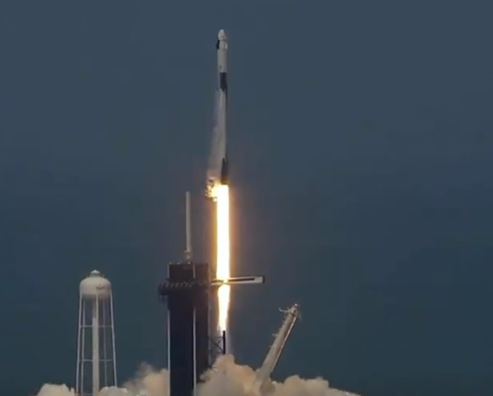 SpaceX载人“龙”飞船顺利升空 美国首个商业营运的载人升空任务
