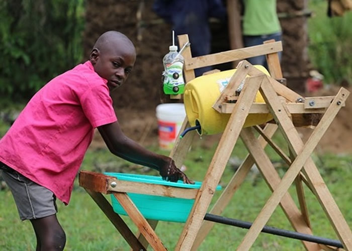 非洲肯尼亚9岁男孩瓦姆科塔（Stephen Wamukota）发明木制洗手机 获政府表彰