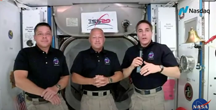 SpaceX飞船的宇航员在国际空间站敲响纳斯达克远程的上市钟声