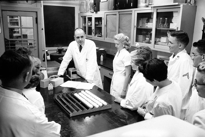 1957年，在华特. 里德陆军医学研究院的病毒学家莫里斯. 希尔曼及研究团队。 那一年，希尔曼和他的团队将辨识并开发出4000万剂的疫苗，对抗来自香港的流感病毒